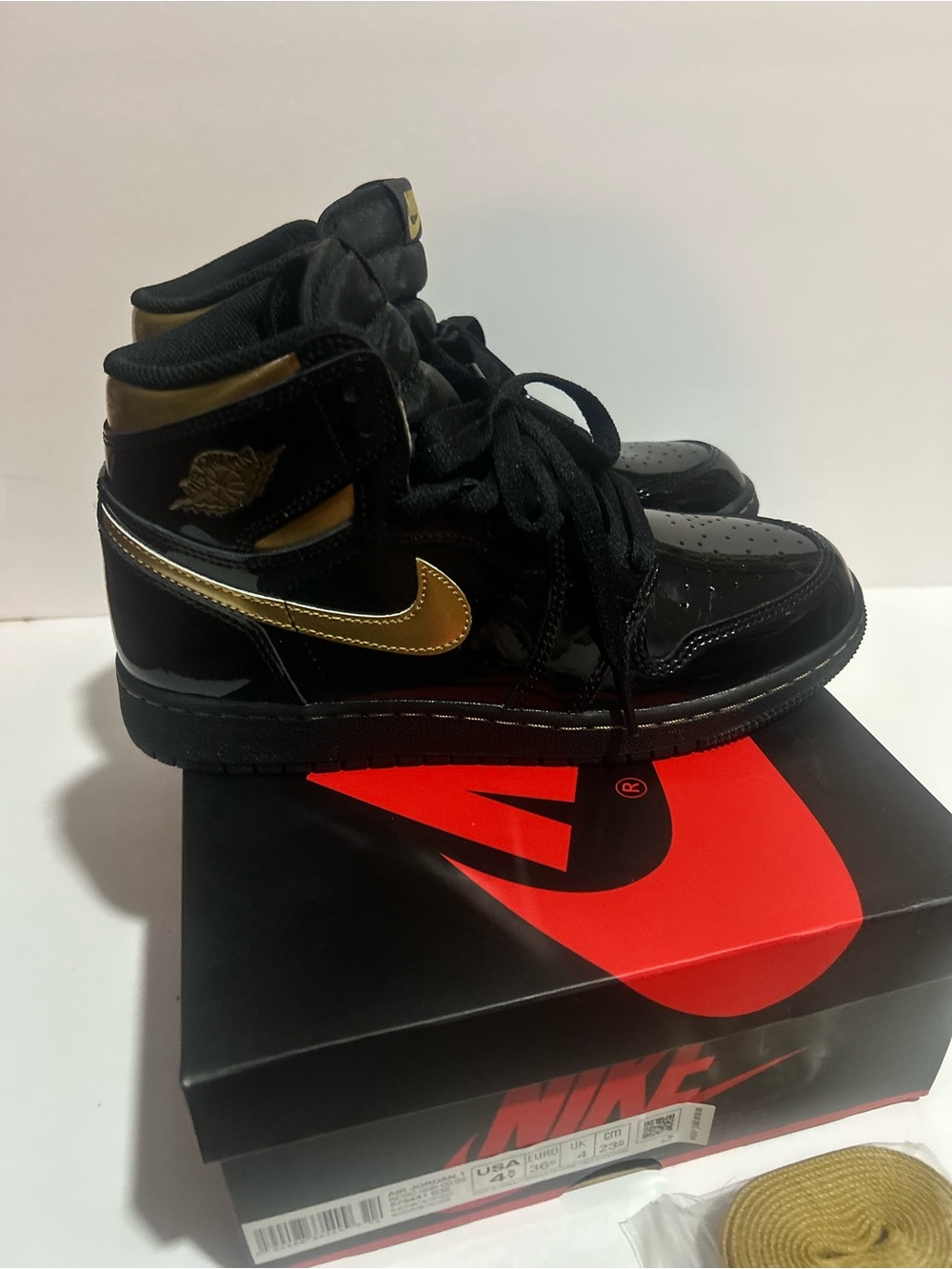 Jordan Retro 1 Black/Gold - Picture 2 of 6